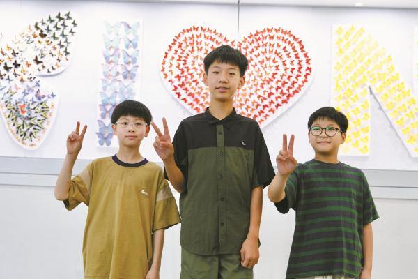 2024年浙江新闻报道中的宁波三位昆虫少年合影